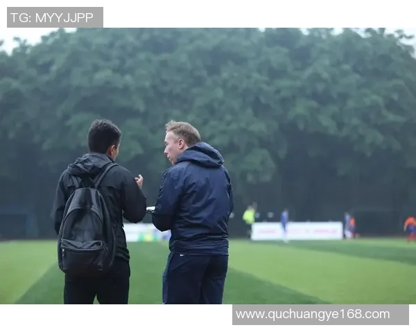 足球明星穿着立裆裤子的时尚风采与场上表现的完美结合解析